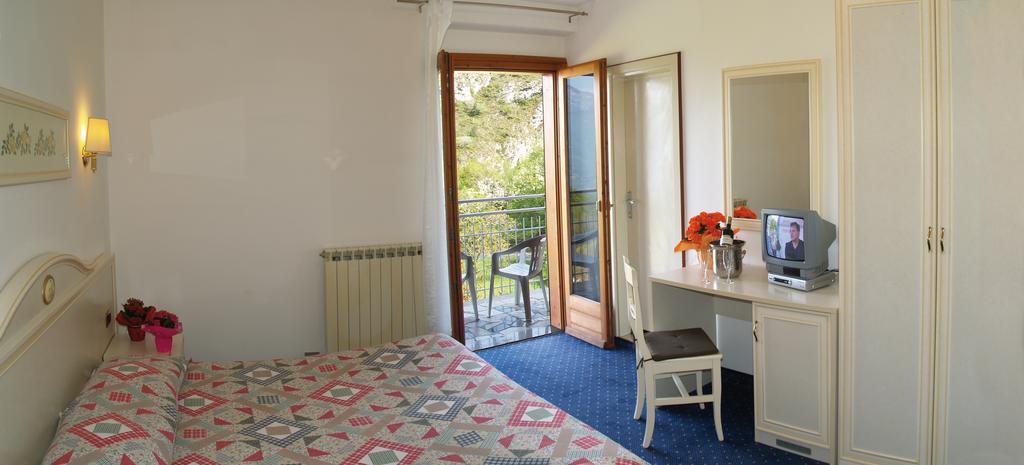 Hotel Rosalpina Рива дел Гарда Екстериор снимка