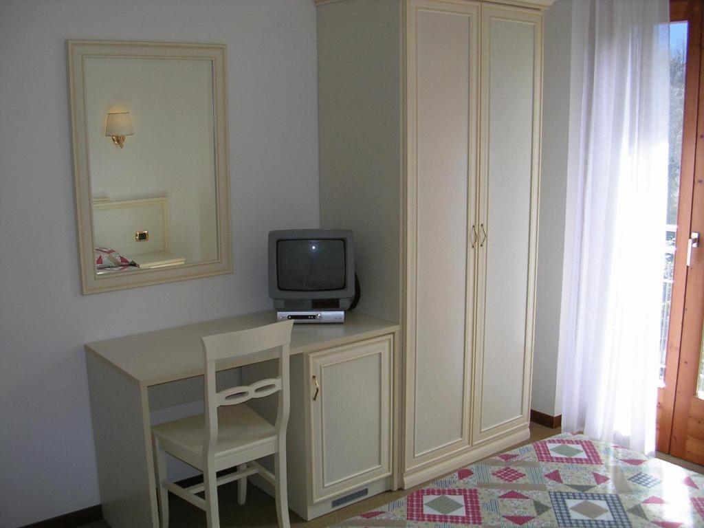 Hotel Rosalpina Рива дел Гарда Стая снимка